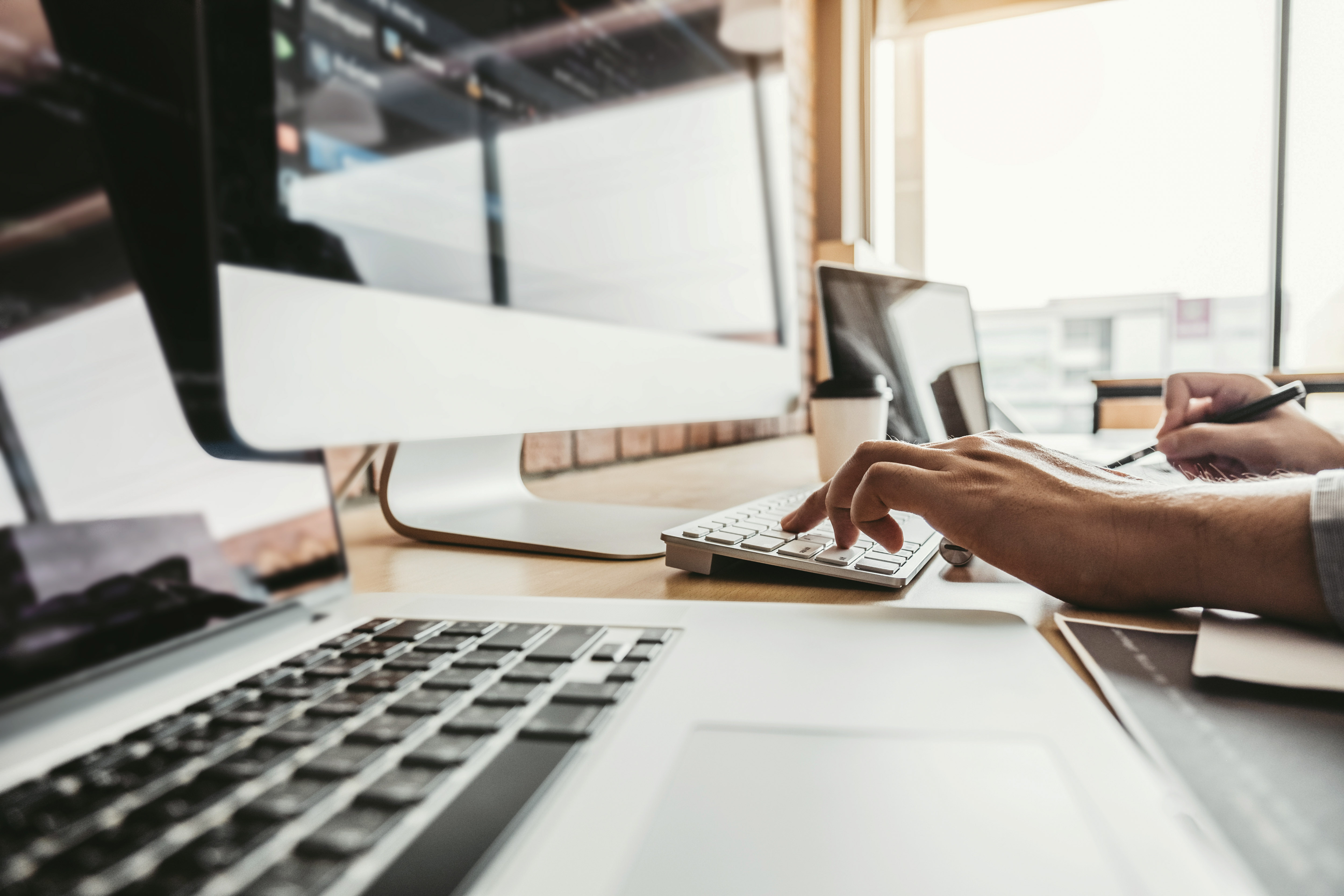 2bit – IT-Arbeitsplatz mit Computern
